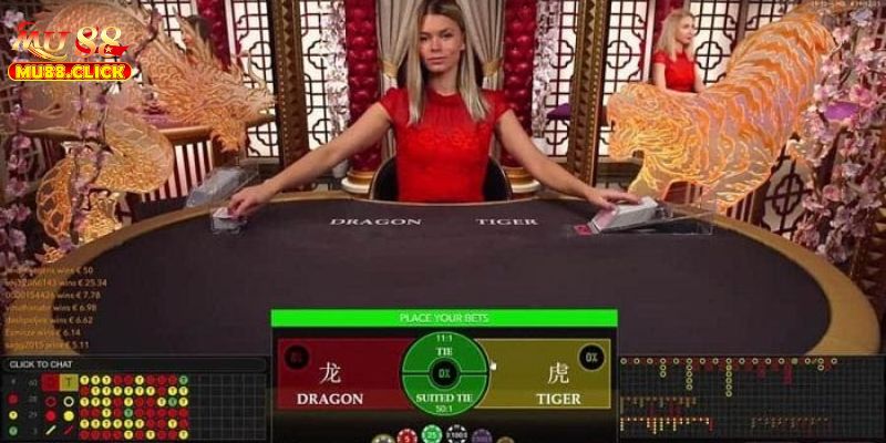 Rồng Hổ MU88 - Tựa Game Đáng Trải Nghiệm Nhất 2025 2 Dealer chia bài Rồng hổ nóng bỏng, xinh đẹp sẽ hỗ trợ anh em tích cực